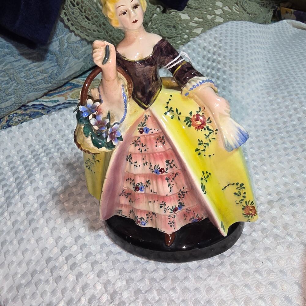 VINTAGE 20TH CENTURY PORCELAIN ITALY MADE GATHERING FLOWERS FIGURINE